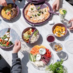 Tisch mit reCIRCLE Behältern, welche mit Essen befüllt sind