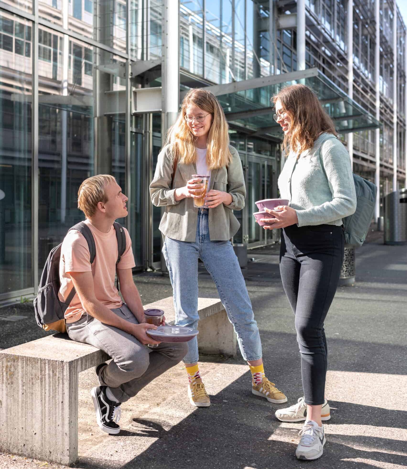 Gruppe Menschen sind draussen und geniessen ihre Getränke und ihr Essen in reCIRCLEs