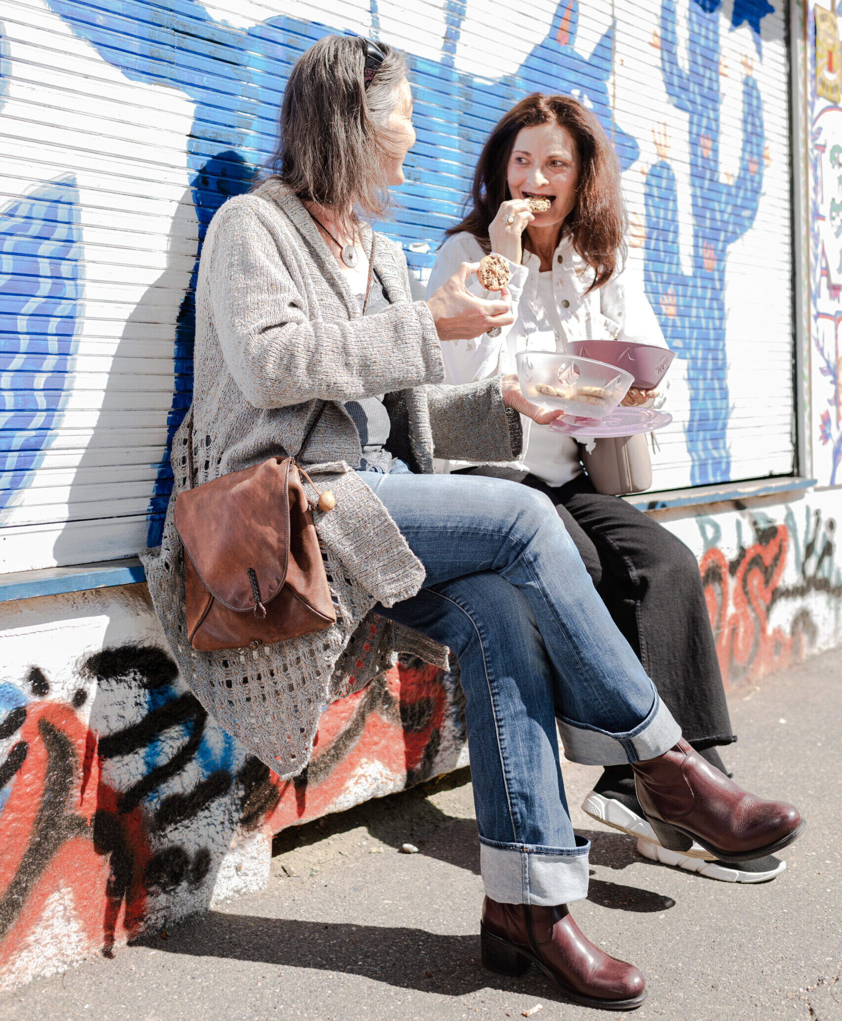 Zwei Freundinnen Essen gemeinsam